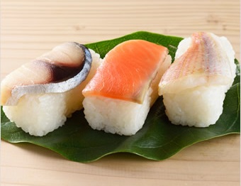 柿の葉寿司(鯖3個、鮭2個、鯛2個入り)