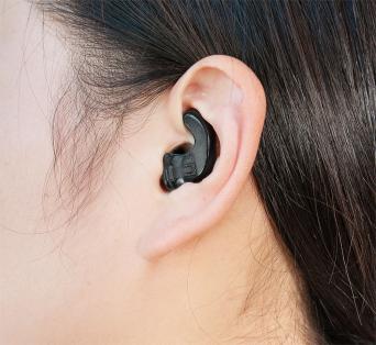 スタイリッシュ耳あな型補聴器 Insio COOL