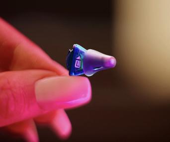 既成電池式耳あな型補聴器 Silk X